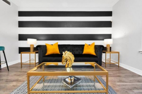 Cosmopolitan Apt w/Pool,Parking,KingBed/ Walk2 NRG